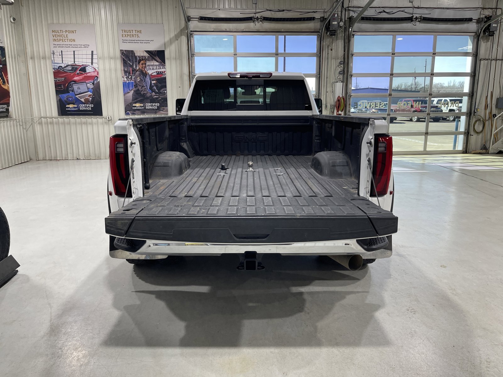 Used 2024 GMC Sierra 3500 SLT w/ SLT Premium Package AWD/4WD image 16