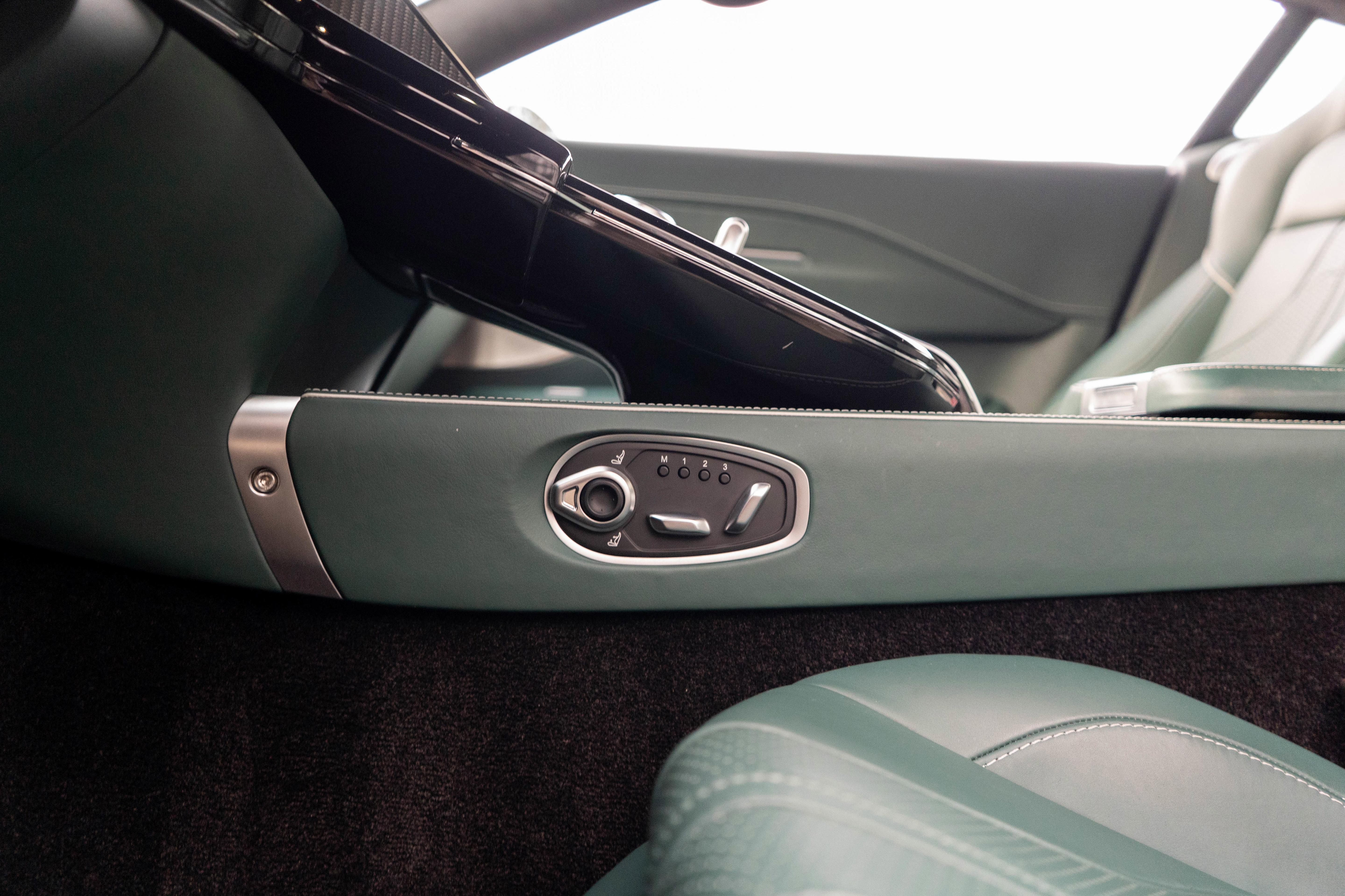 Used 2025 Aston Martin V8 Vantage Coupe image 16