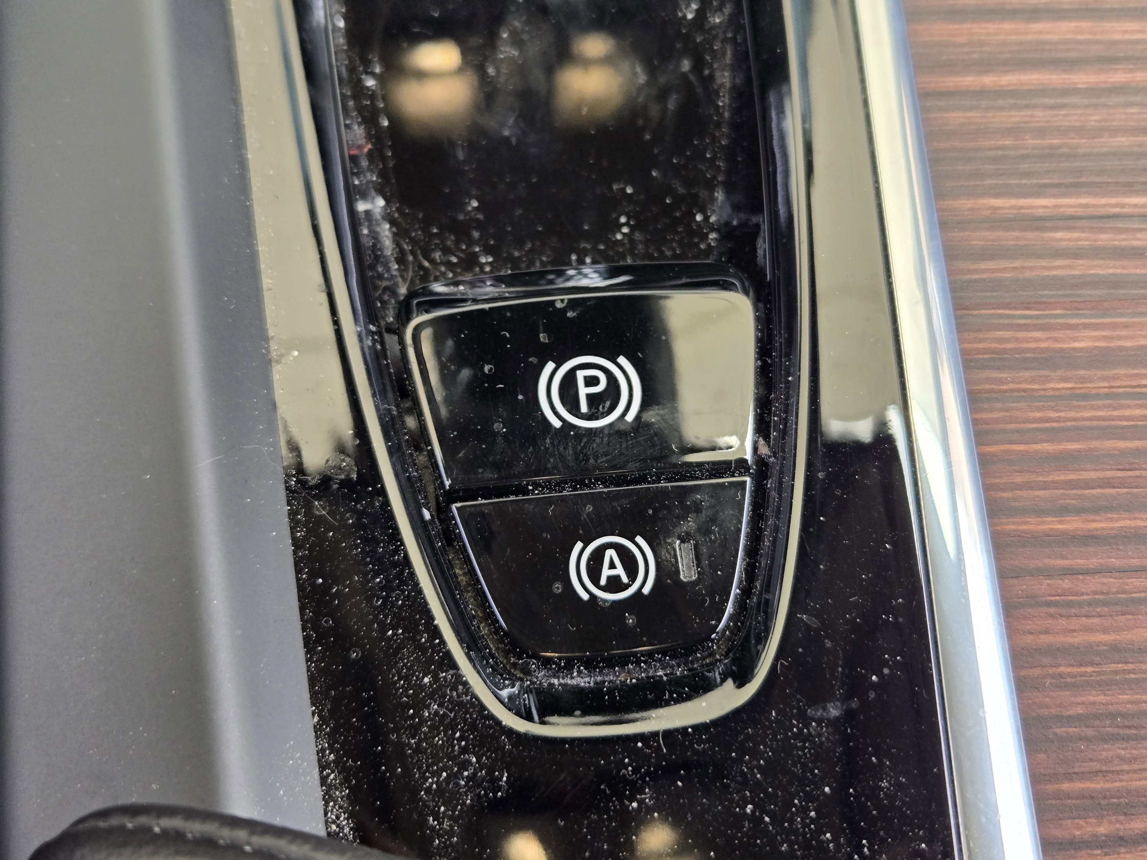 Used 2024 Volvo XC60 T8 Ultimate w/ Climate Package AWD/4WD image 17