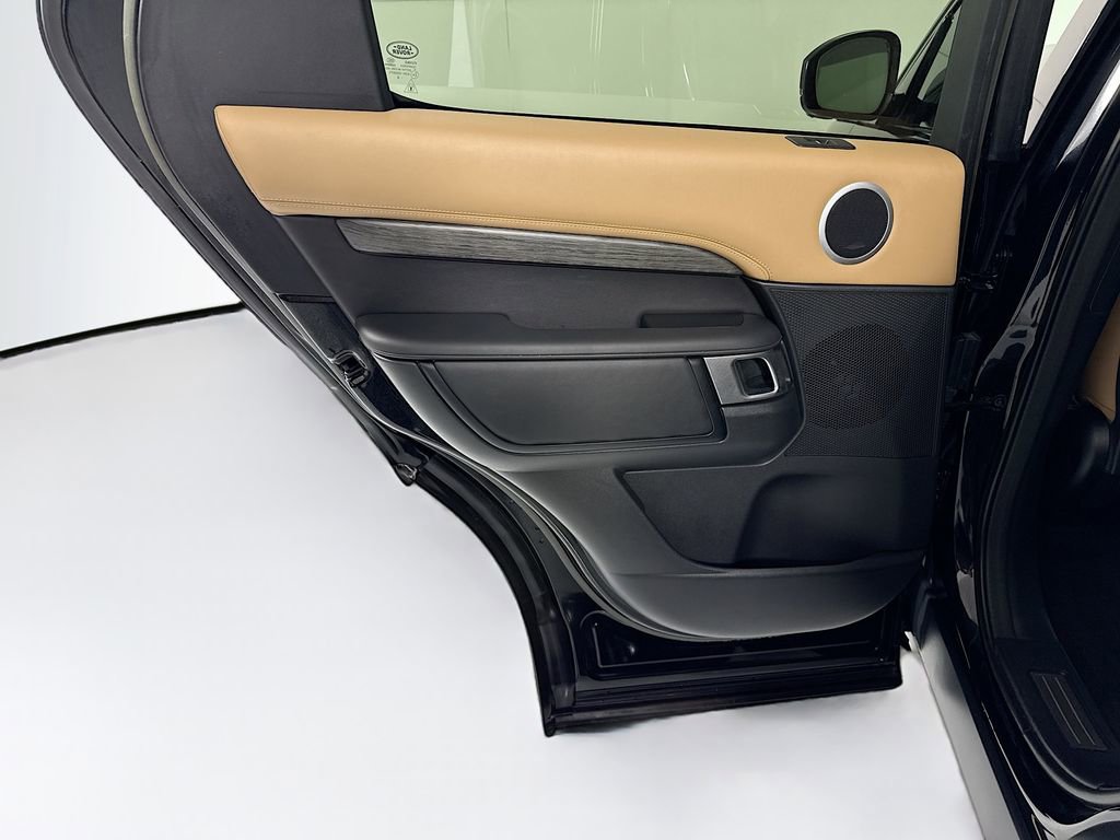 Used 2023 Land Rover Discovery Metropolitan Edition image 28