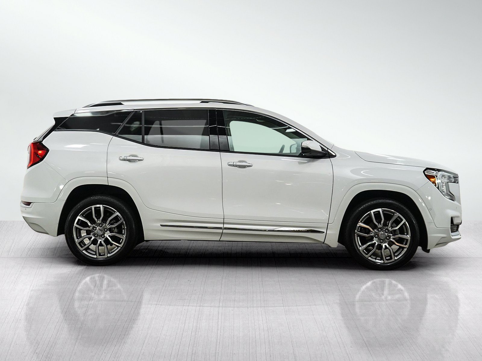 Used 2024 GMC Terrain Denali w/ Denali Premium Package AWD/4WD image 6