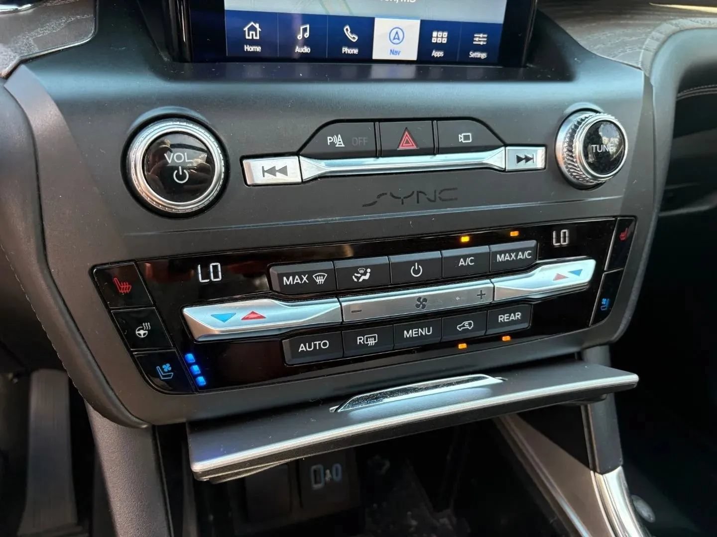 Used 2020 Ford Explorer Platinum w/ Premium Technology Package AWD/4WD image 10