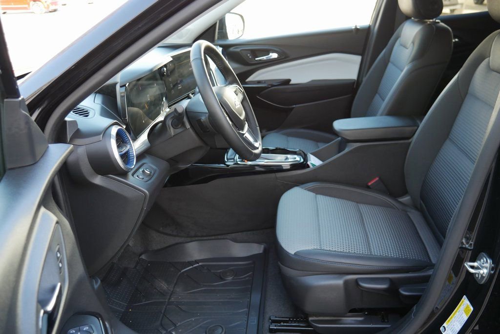 Used 2025 Chevrolet Trax LT w/ Driver Confidence Package image 8