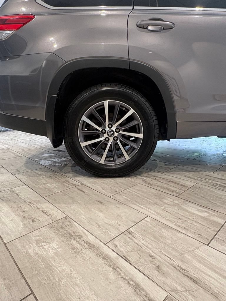 Used 2018 Toyota Highlander XLE AWD/4WD image 24