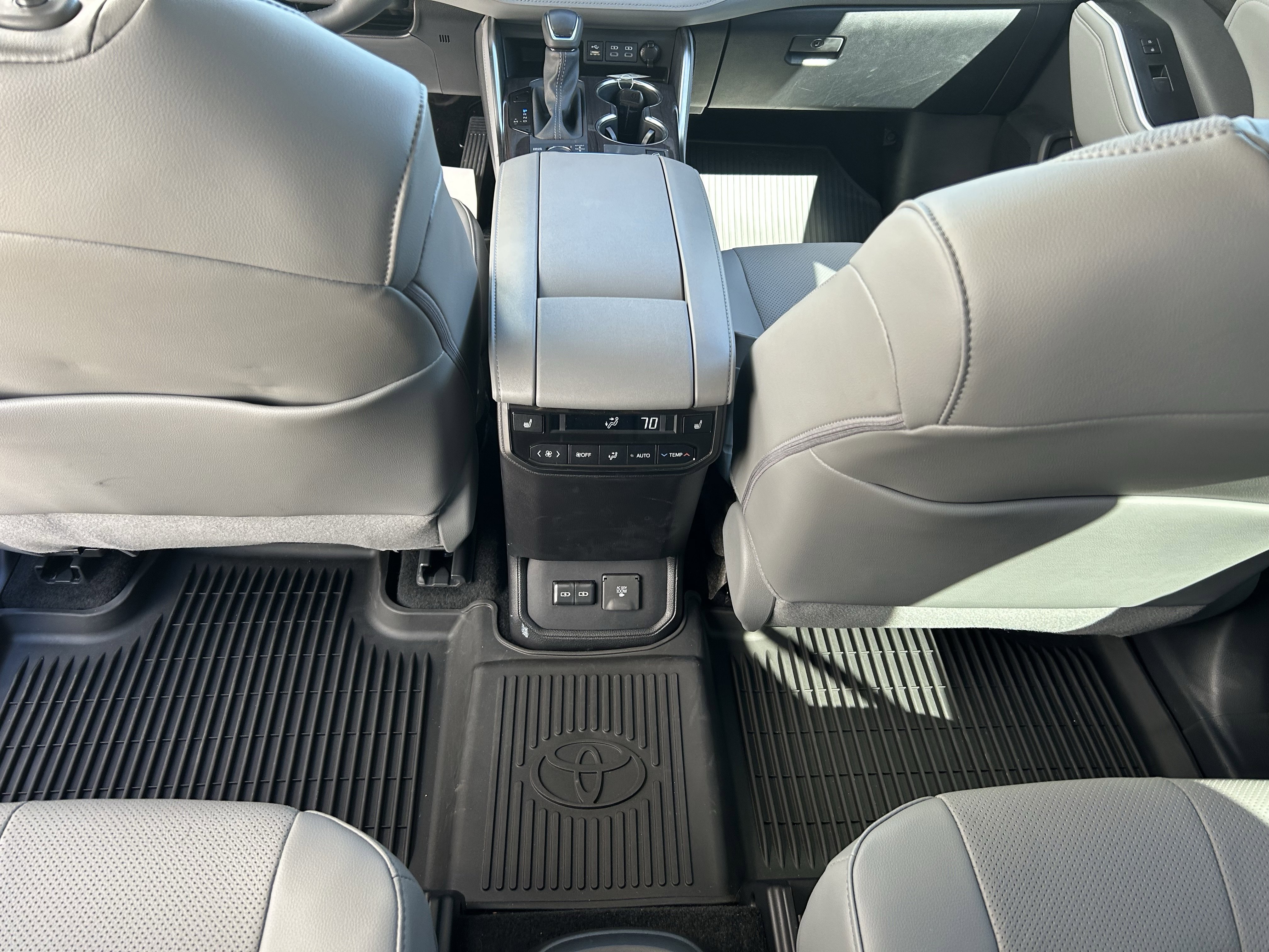 Used 2024 Toyota Highlander Platinum image 29