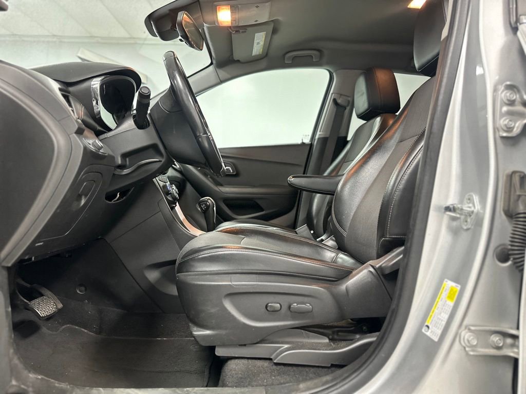 Used 2020 Chevrolet Trax LT w/ LT Convenience Package FWD image 17