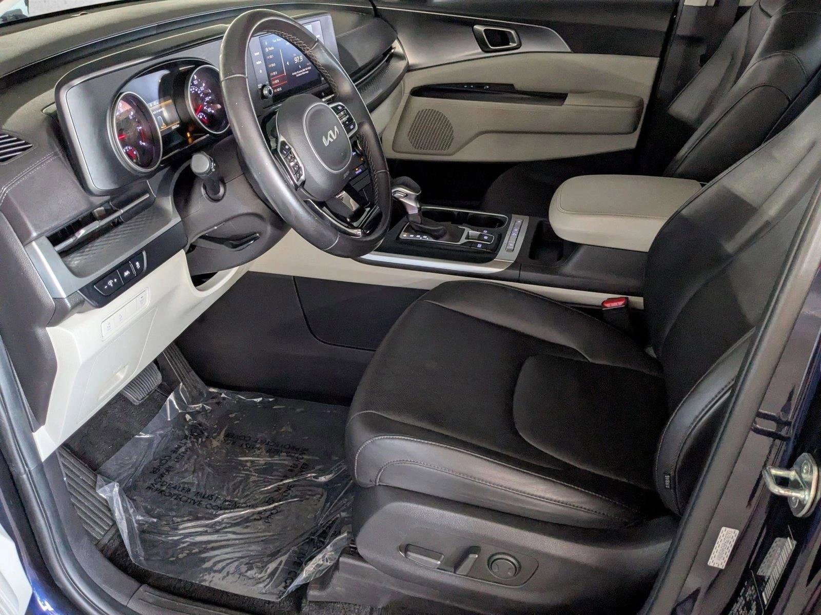 Used 2023 Kia Carnival LX FWD image 15