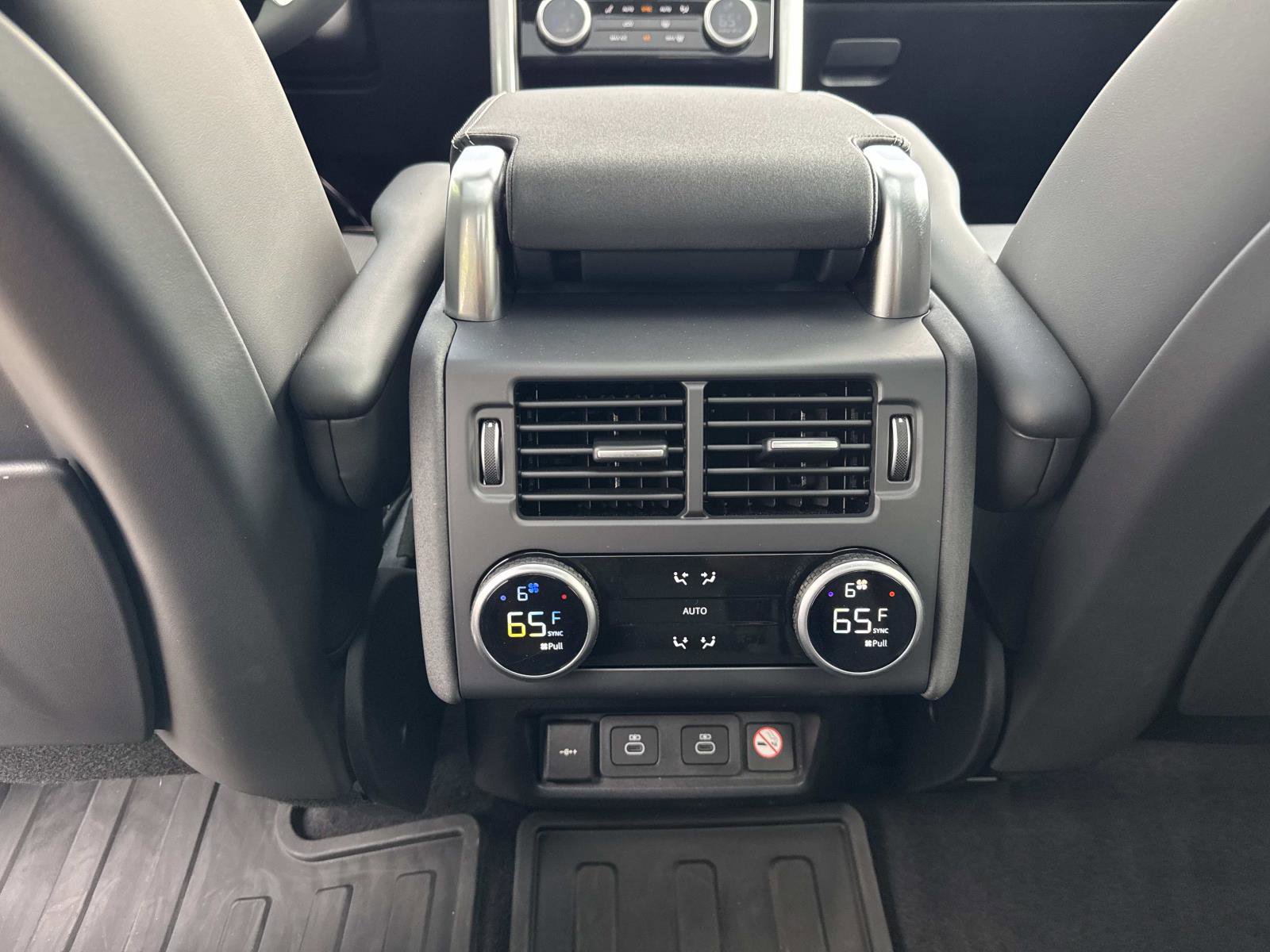 Certified 2025 Land Rover Discovery Dynamic SE AWD/4WD image 17