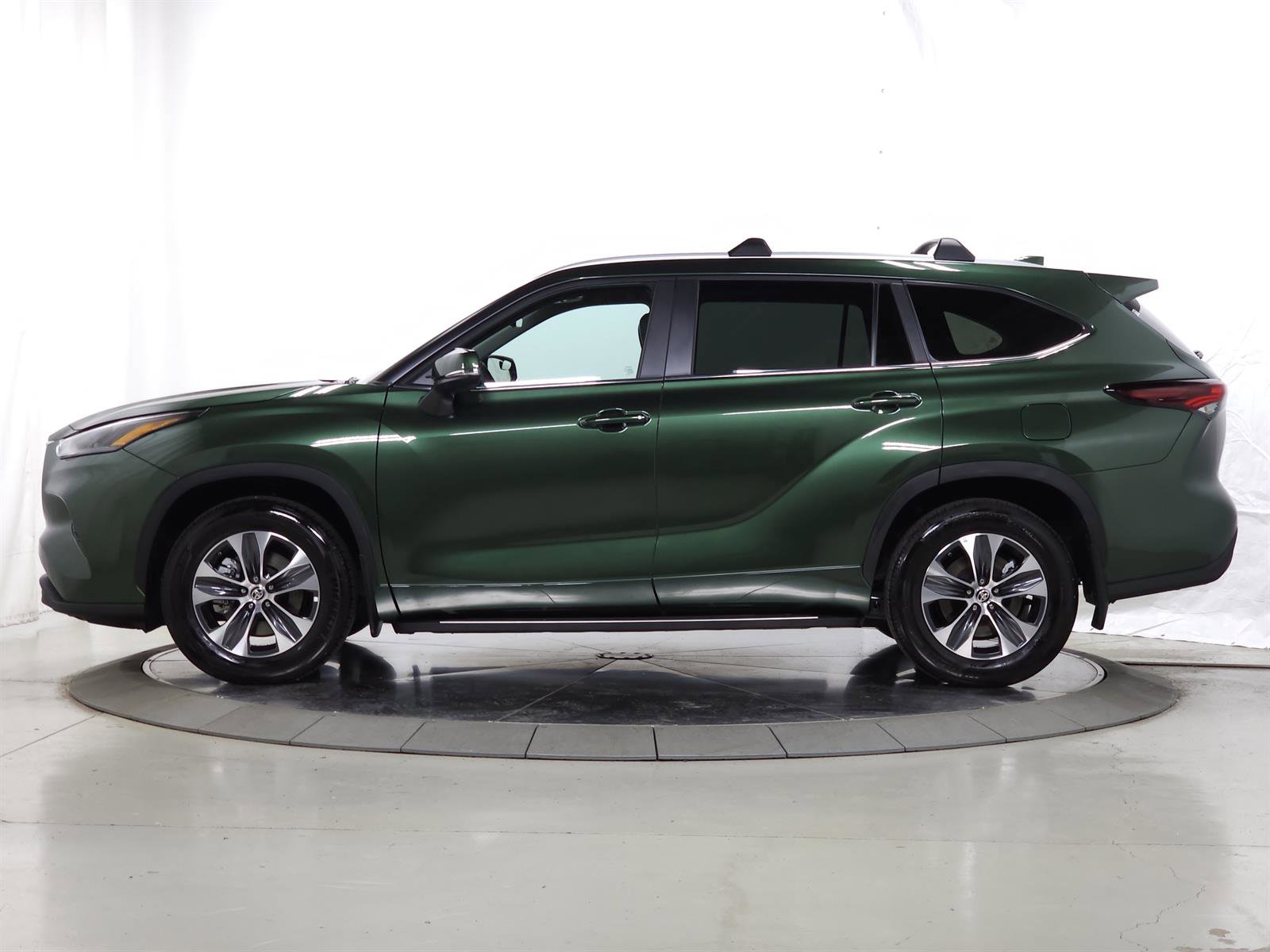Used 2025 Toyota Highlander XLE AWD/4WD image 5