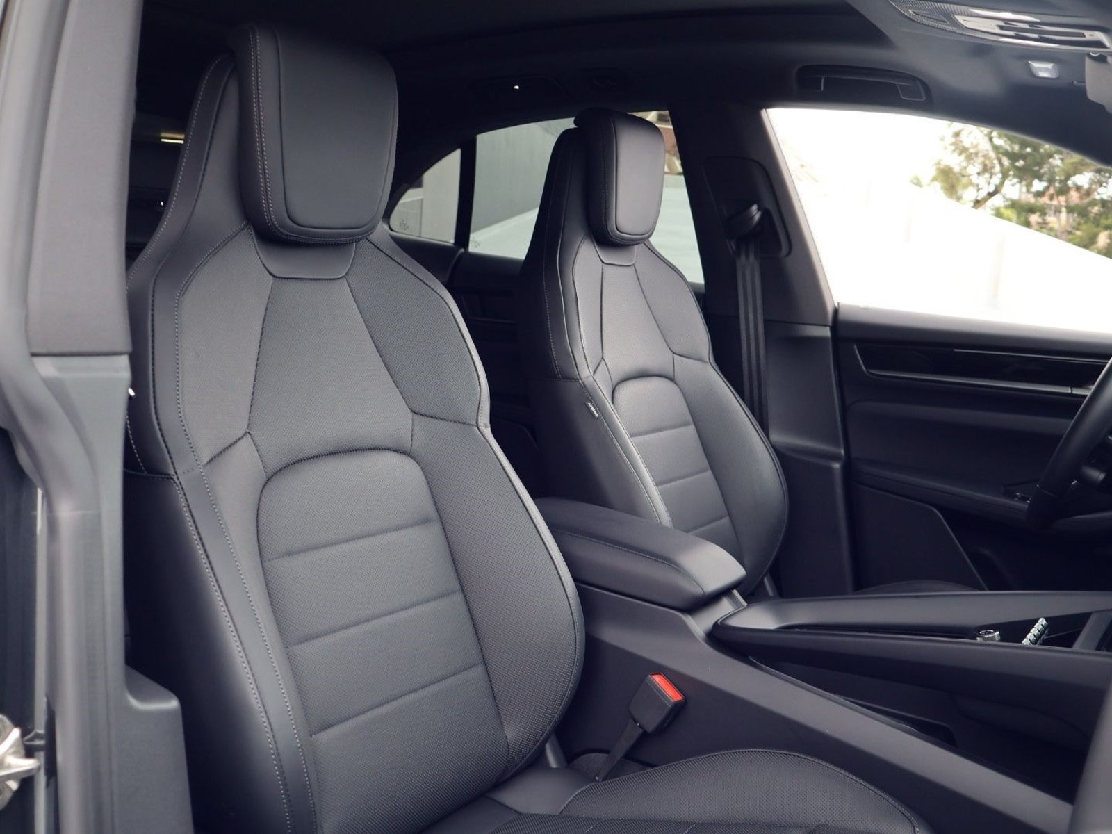 Used 2025 Porsche Macan Electric w/ Premium Package RWD image 24