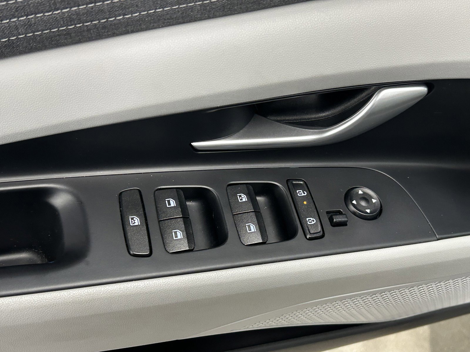 Used 2025 Hyundai Elantra Limited image 10