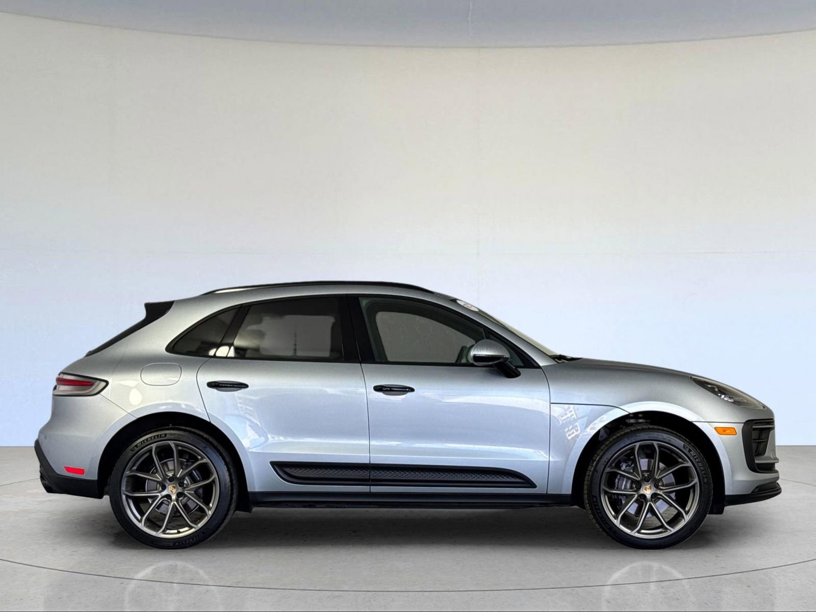 Certified 2022 Porsche Macan image 9