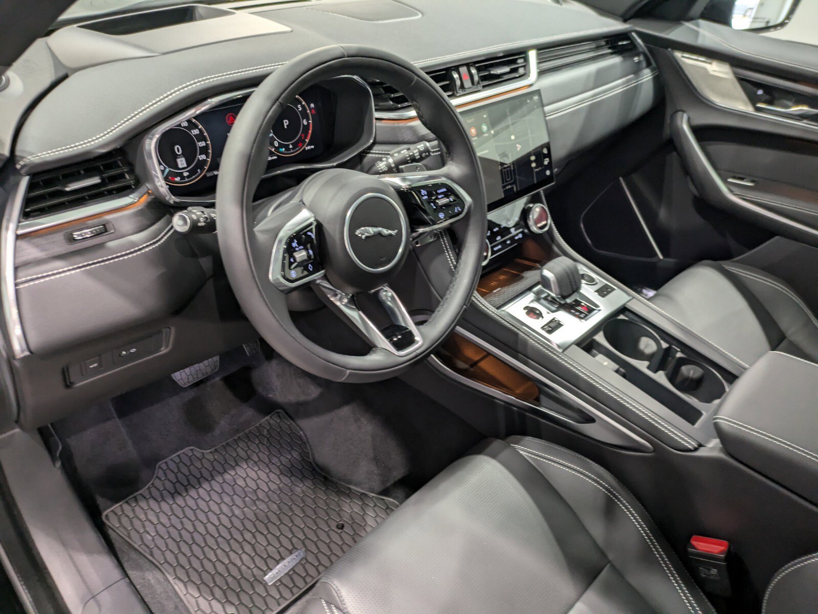 Used 2025 Jaguar F-PACE R-Dynamic S image 7