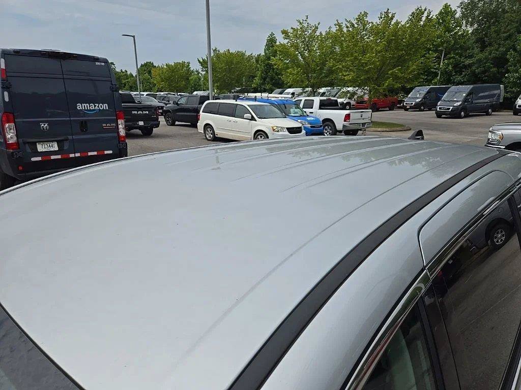 Used 2024 Chrysler Pacifica Touring-L FWD image 13