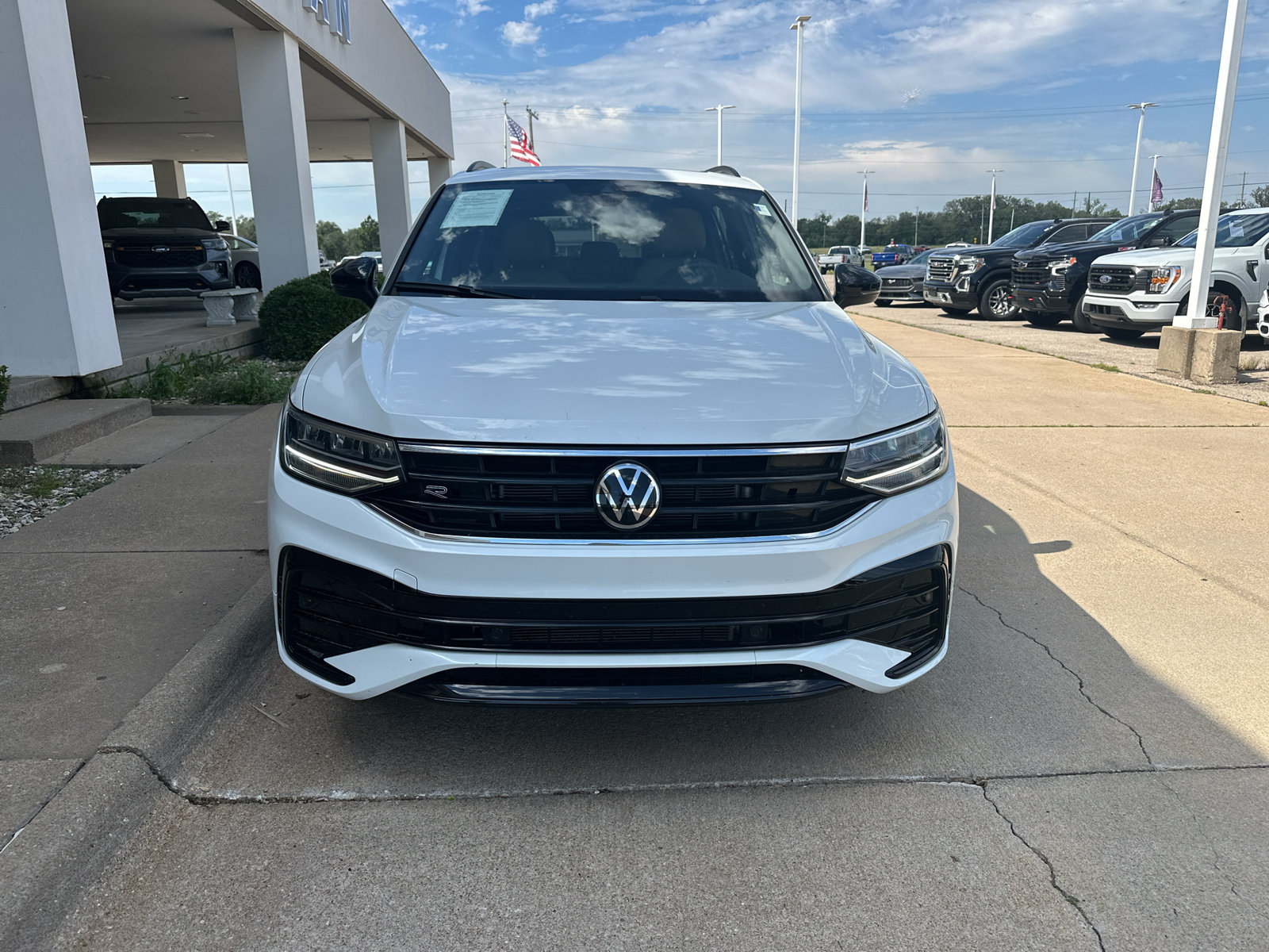 Used 2024 Volkswagen Tiguan SE R-Line AWD/4WD image 12