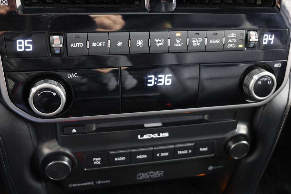 Used 2023 Lexus GX 460 Premium w/ Accessory Package AWD/4WD image 35