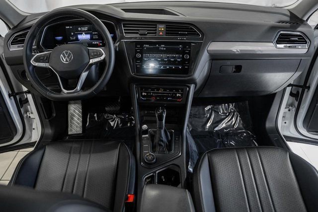 Used 2022 Volkswagen Tiguan SE w/ Panoramic Sunroof Package image 19