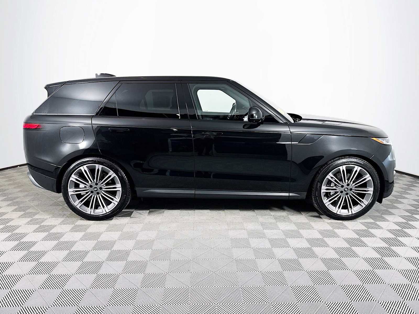 Used 2025 Land Rover Range Rover Sport SE image 4