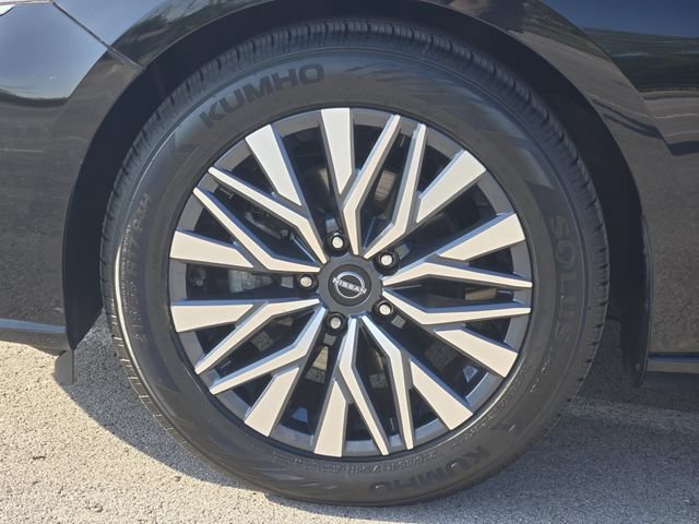 Used 2025 Nissan Altima 2.5 SV FWD image 13