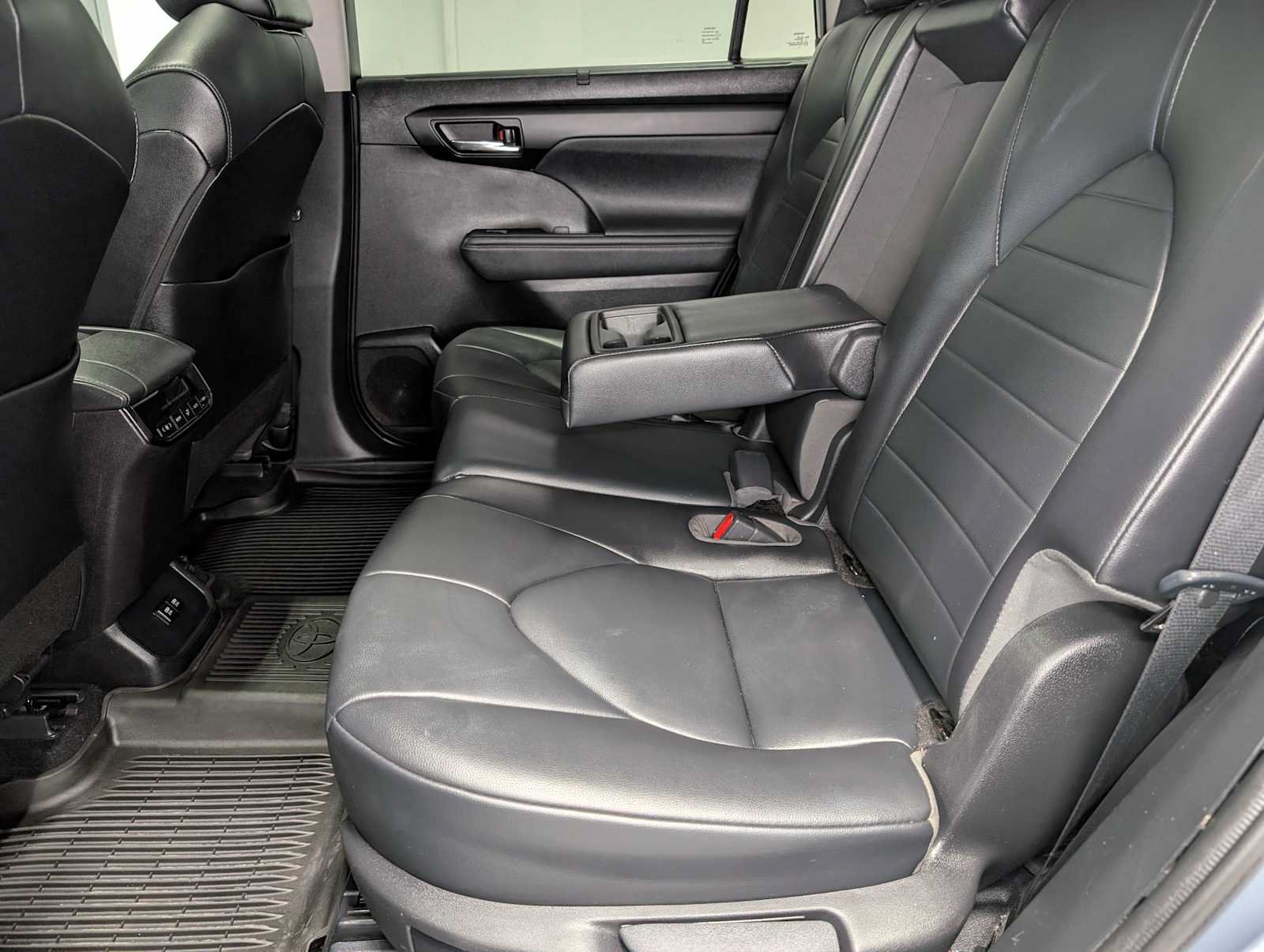 Used 2021 Toyota Highlander XLE AWD/4WD image 23