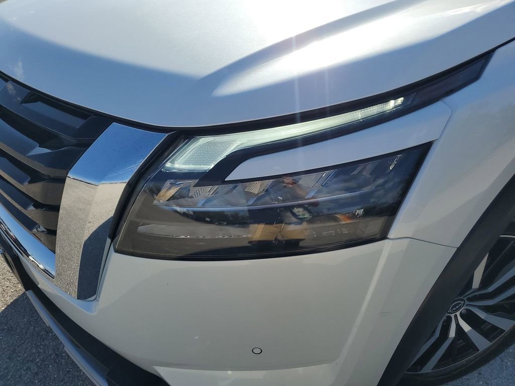 Used 2025 Nissan Pathfinder Platinum image 16