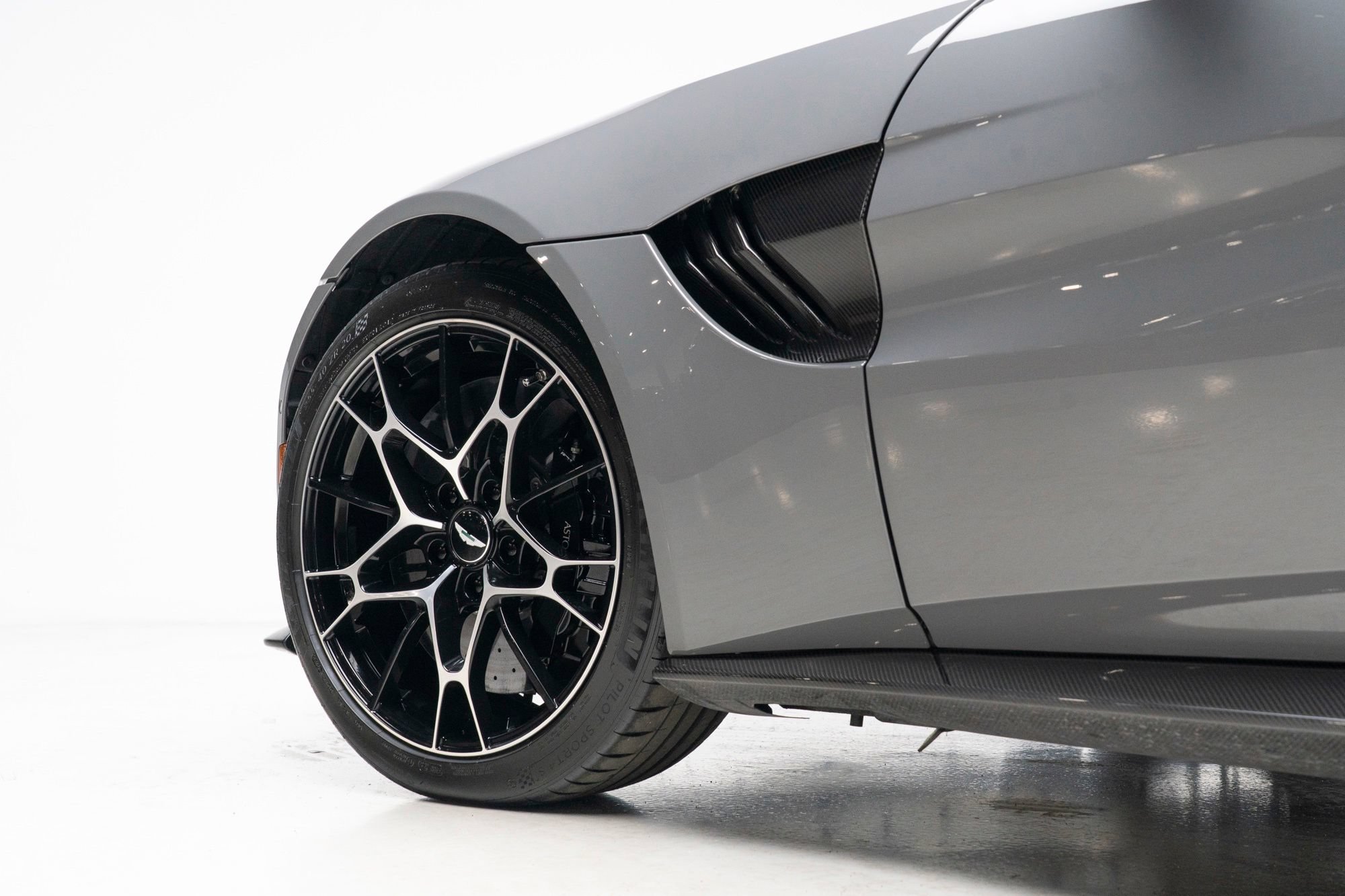 Used 2020 Aston Martin V8 Vantage AMR RWD image 92