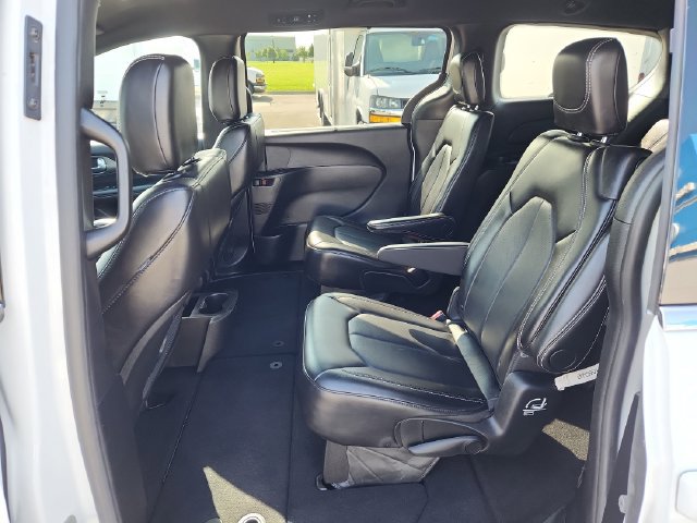 Used 2025 Chrysler Pacifica Select FWD image 26