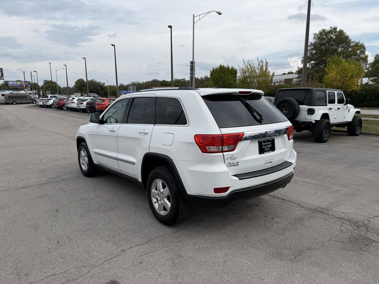 Used 2013 Jeep Grand Cherokee Laredo w/ Laredo E Group AWD/4WD image 5