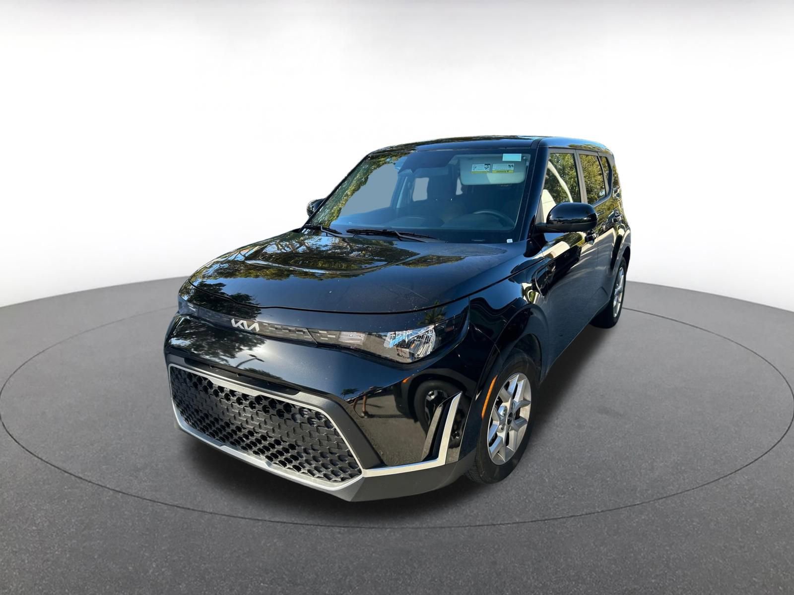 Used 2025 Kia Soul LX w/ LX Technology Package image 3