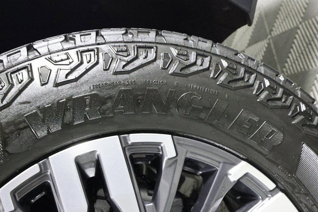 Used 2025 Chevrolet Suburban Z71 w/ Comfort Package image 52