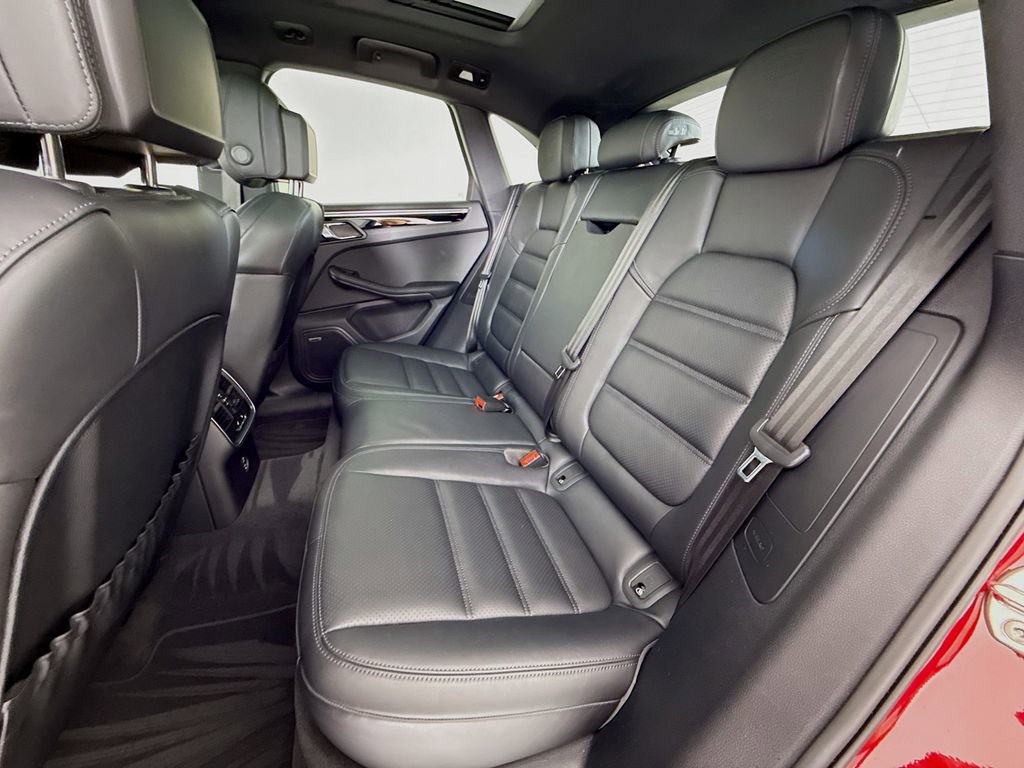 Certified 2025 Porsche Macan AWD/4WD image 25