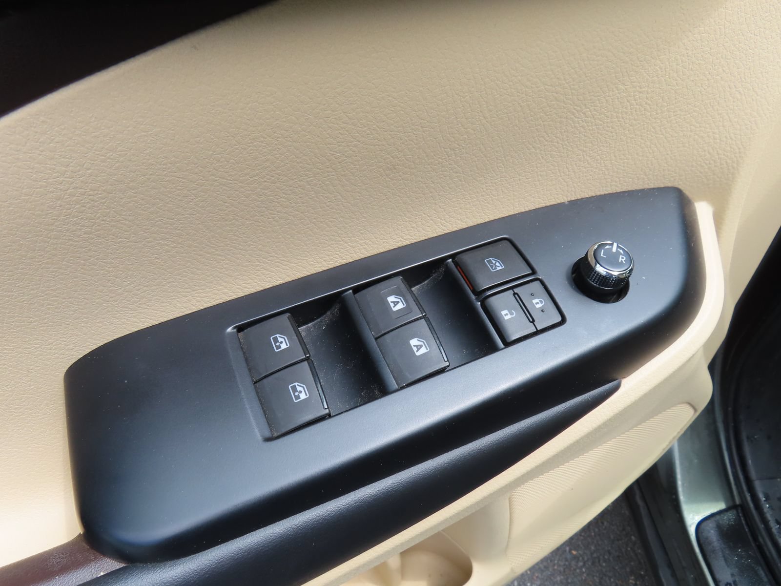 Used 2018 Toyota Highlander XLE w/ Carpet Mat Package (TMS) AWD/4WD image 14
