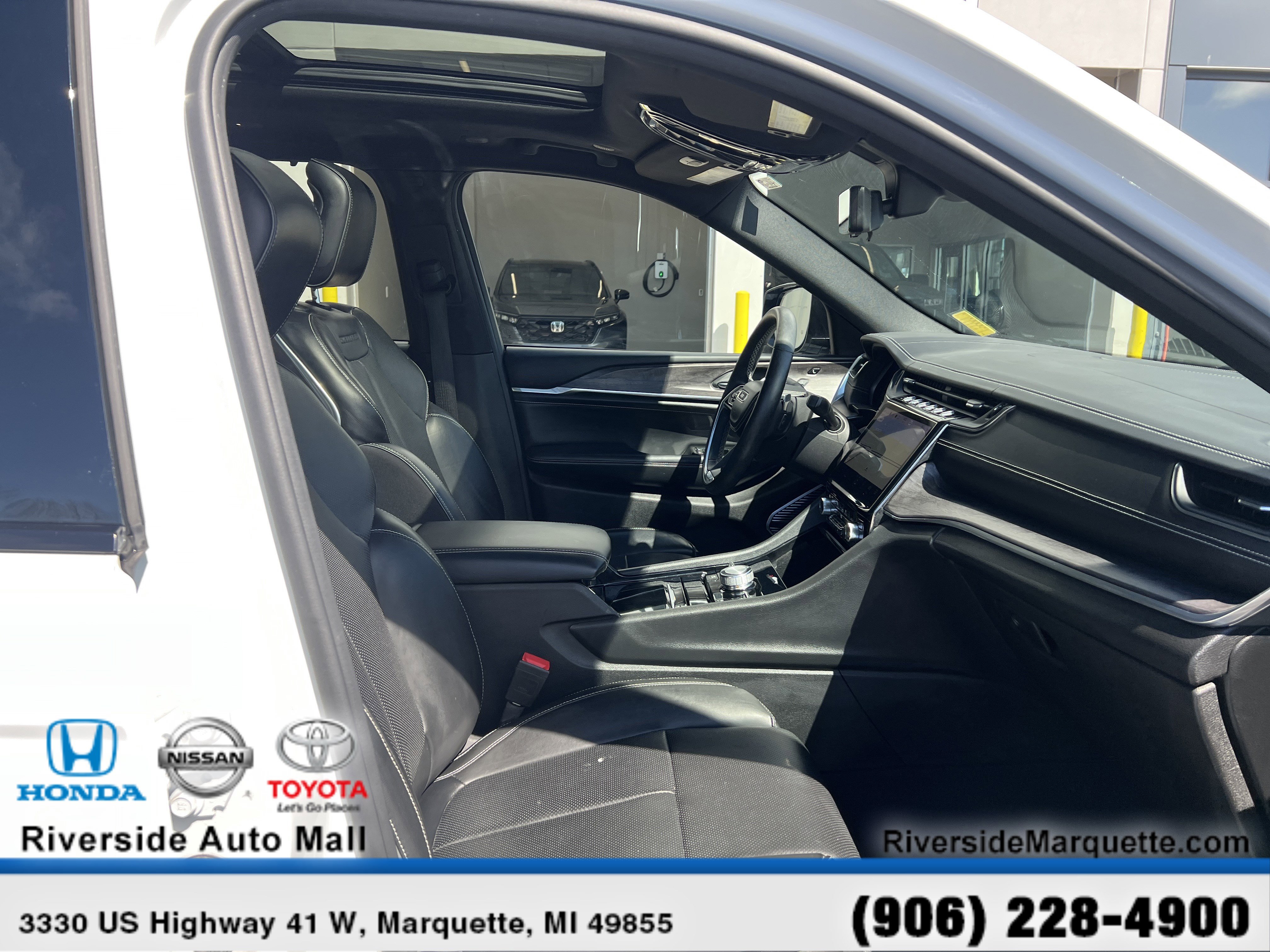 Used 2022 Jeep Grand Cherokee L Overland w/ Luxury Tech Group IV AWD/4WD image 27