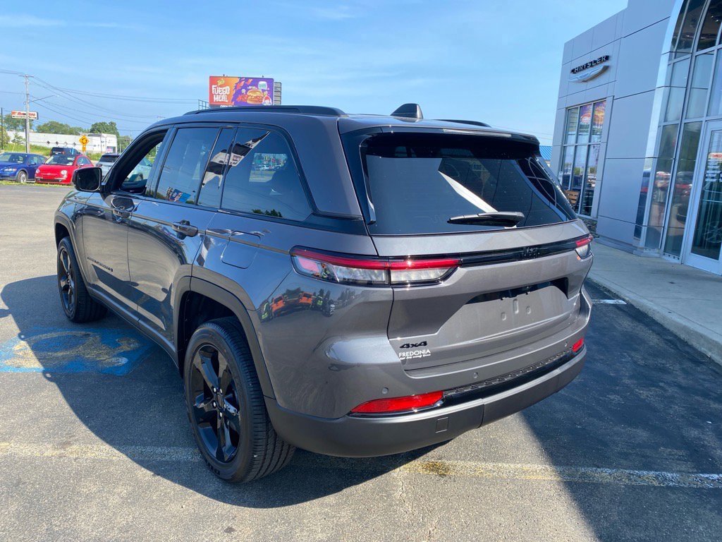 Used 2025 Jeep Grand Cherokee Altitude image 3