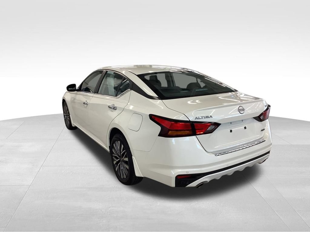 Used 2023 Nissan Altima 2.5 SV w/ SV Premium Package AWD/4WD image 3