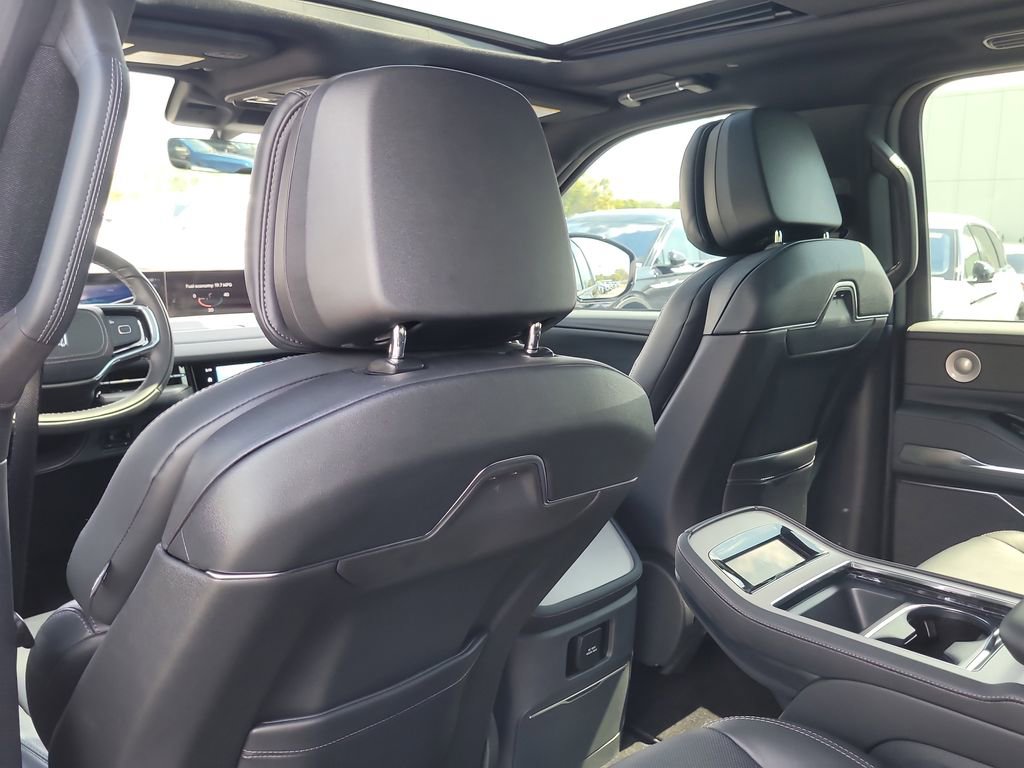 Used 2025 Lincoln Navigator Reserve w/ Jet Appearance Package image 12