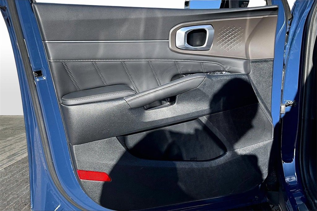 Used 2025 Kia Sorento SX image 18