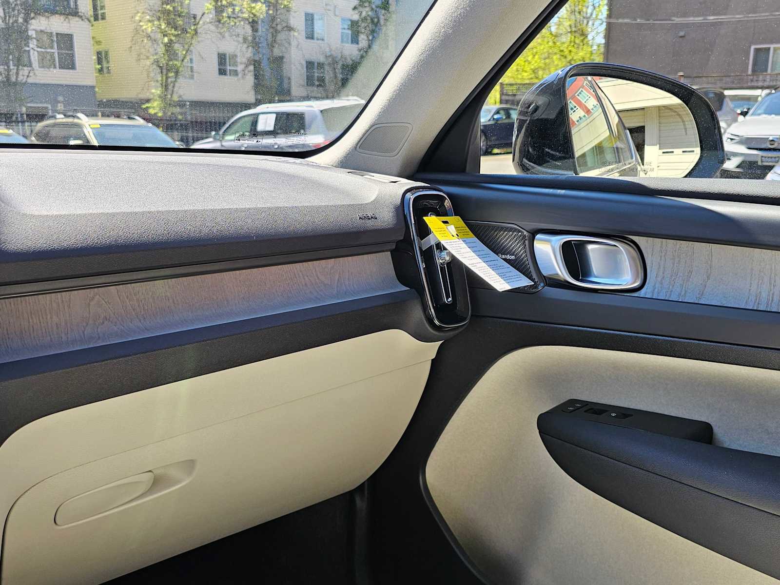 New 2025 Volvo XC40 B5 Ultra w/ Climate Package image 27