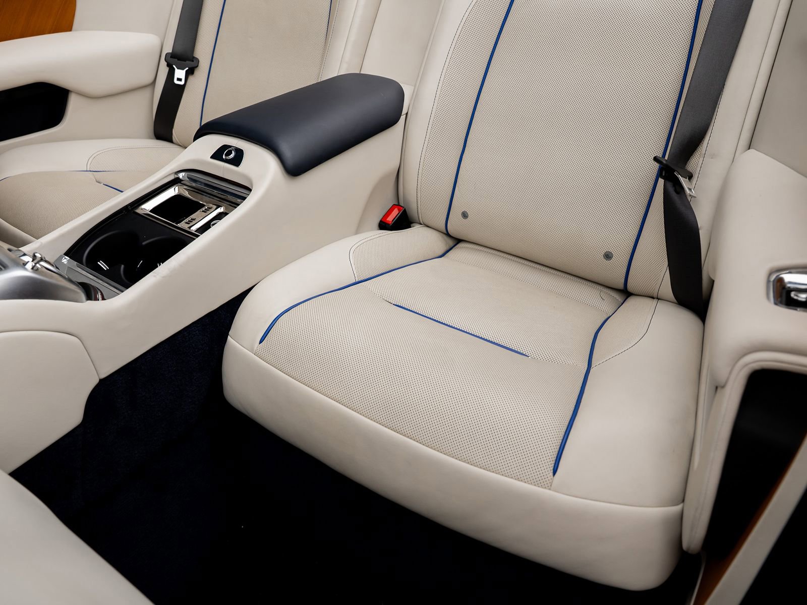 Used 2017 Rolls-Royce Dawn image 38