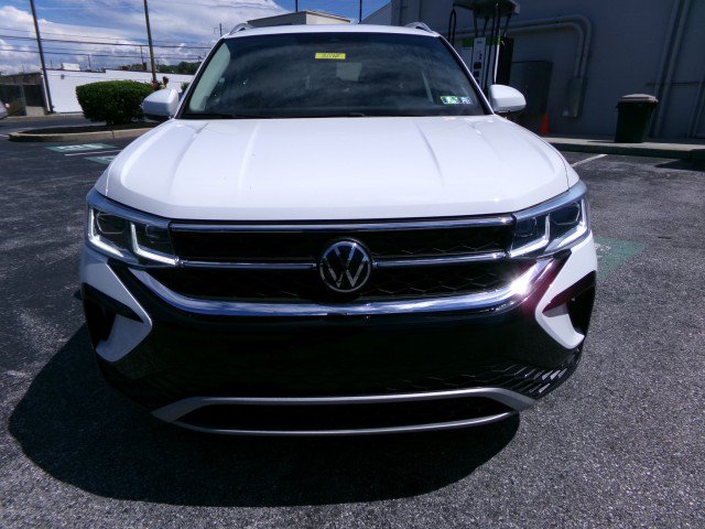 Used 2022 Volkswagen Taos SEL w/ Panoramic Sunroof Package FWD image 3