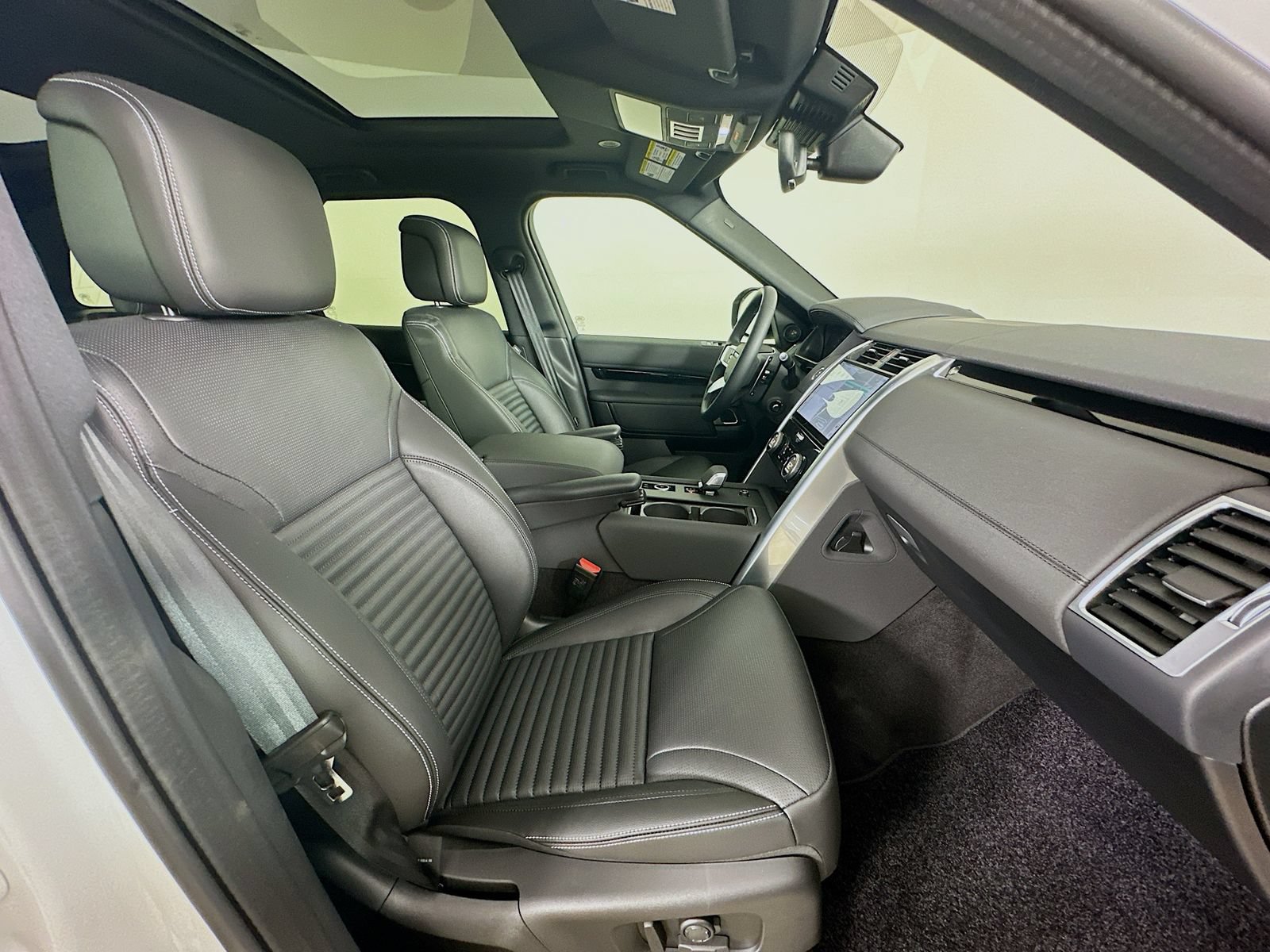 Used 2025 Land Rover Discovery S AWD/4WD image 47