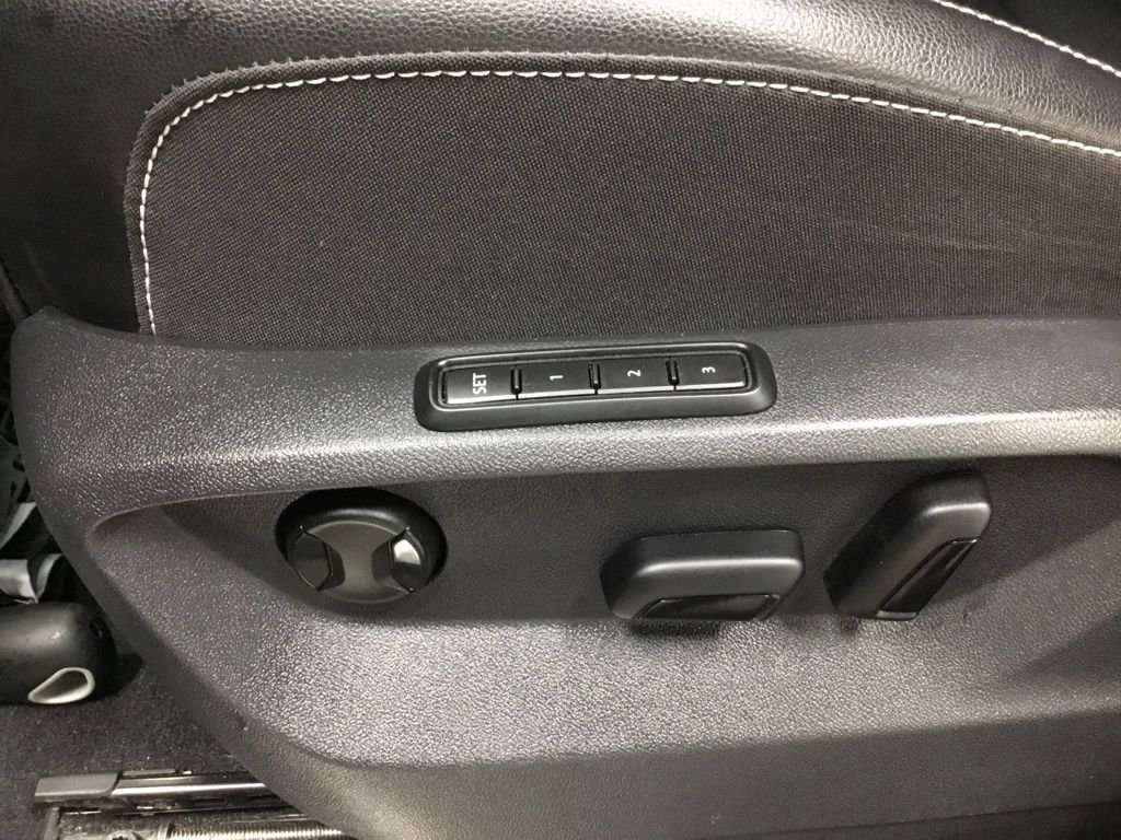 Used 2024 Volkswagen Atlas Cross Sport SEL R-Line AWD/4WD image 8