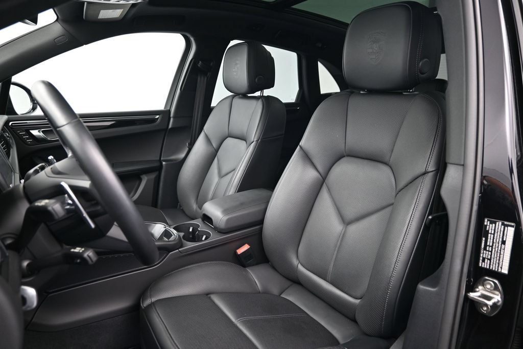 Certified 2025 Porsche Macan AWD/4WD image 5