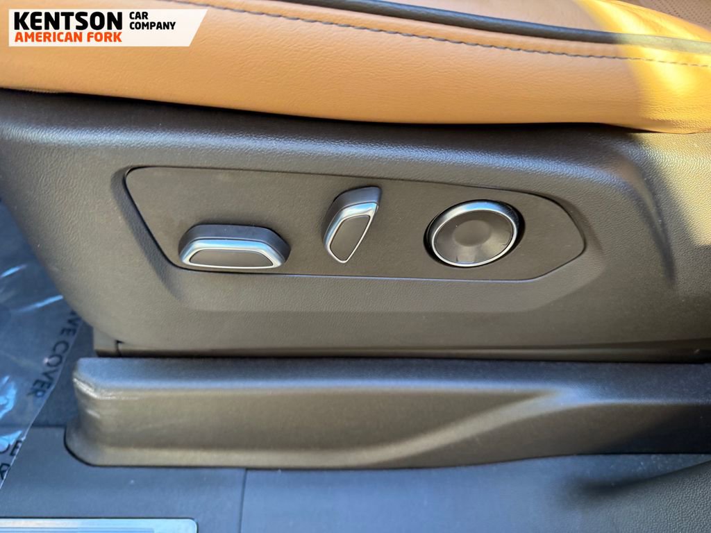 Used 2025 Cadillac Escalade Premium Luxury image 38