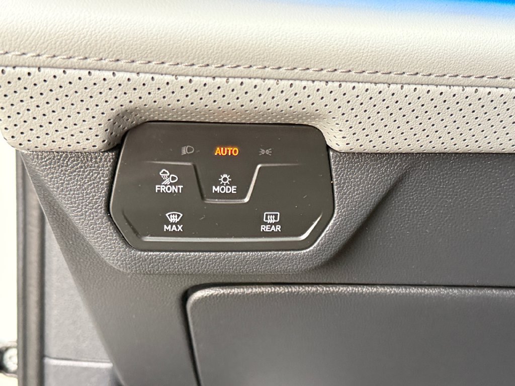 Used 2024 Volkswagen Atlas Peak Edition SE AWD/4WD image 21