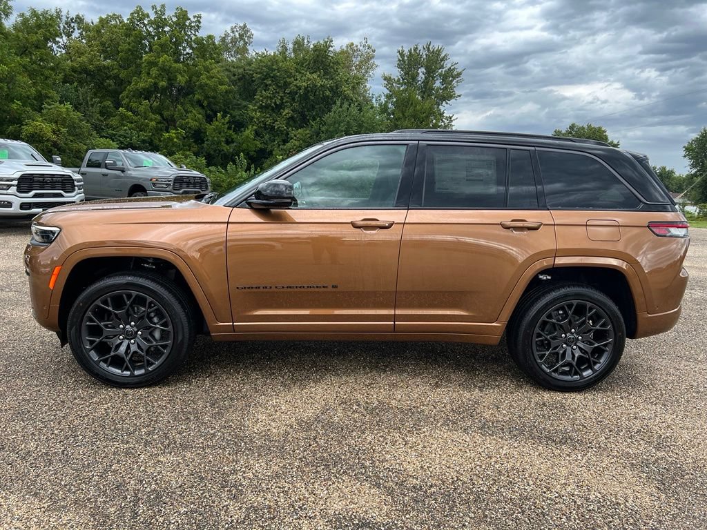 New 2027 Jeep Grand Cherokee Summit AWD/4WD image 2