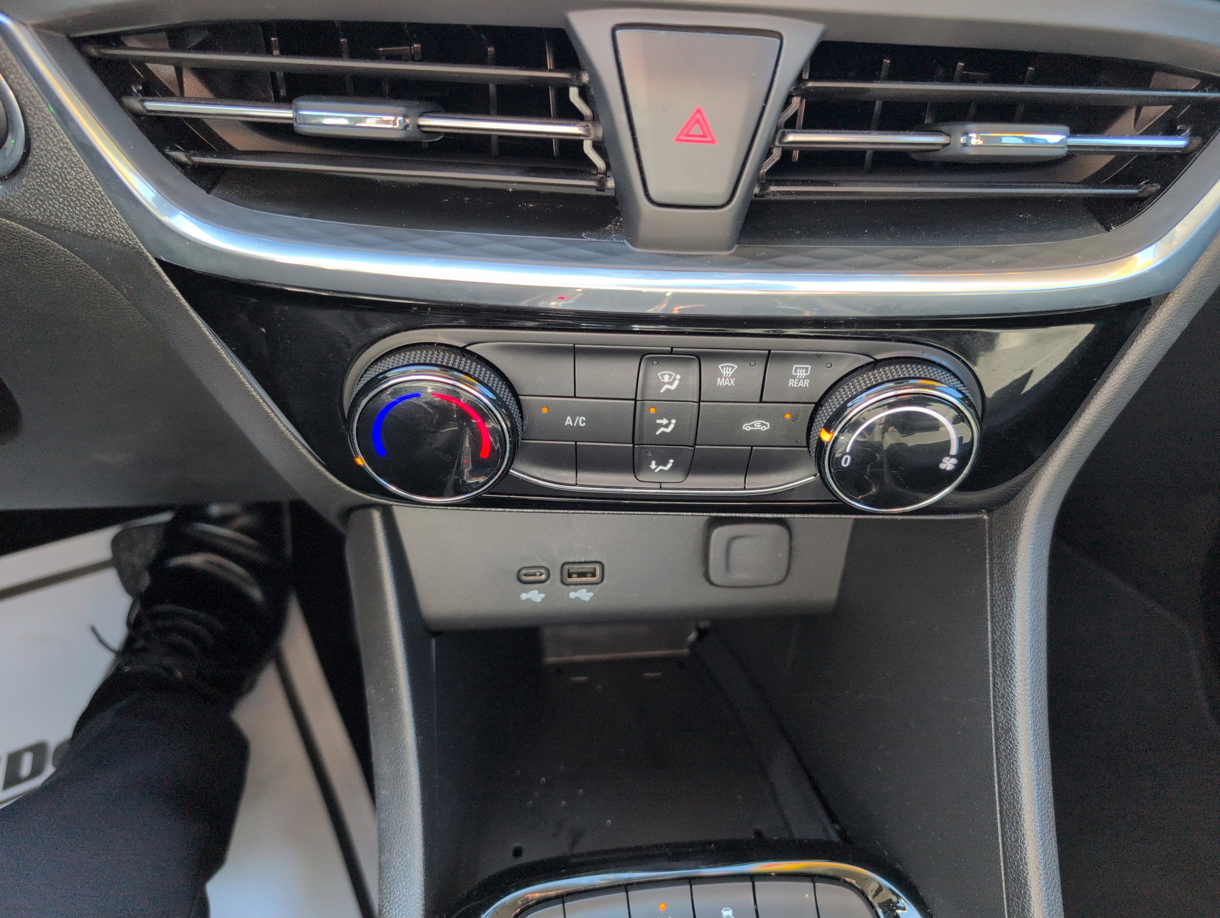 Used 2024 Buick Encore GX Sport Touring image 19