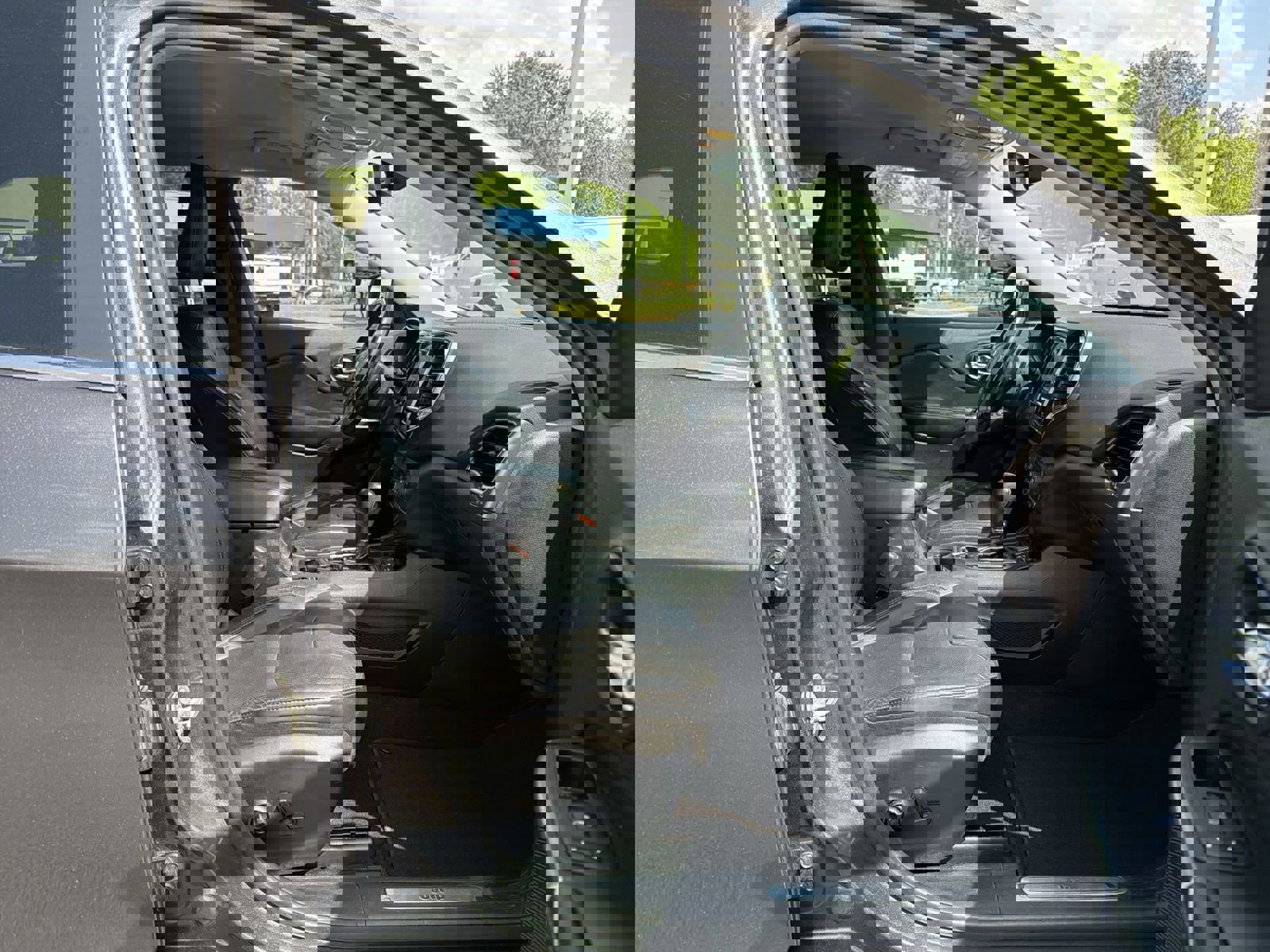 Used 2020 Jeep Cherokee Limited image 32