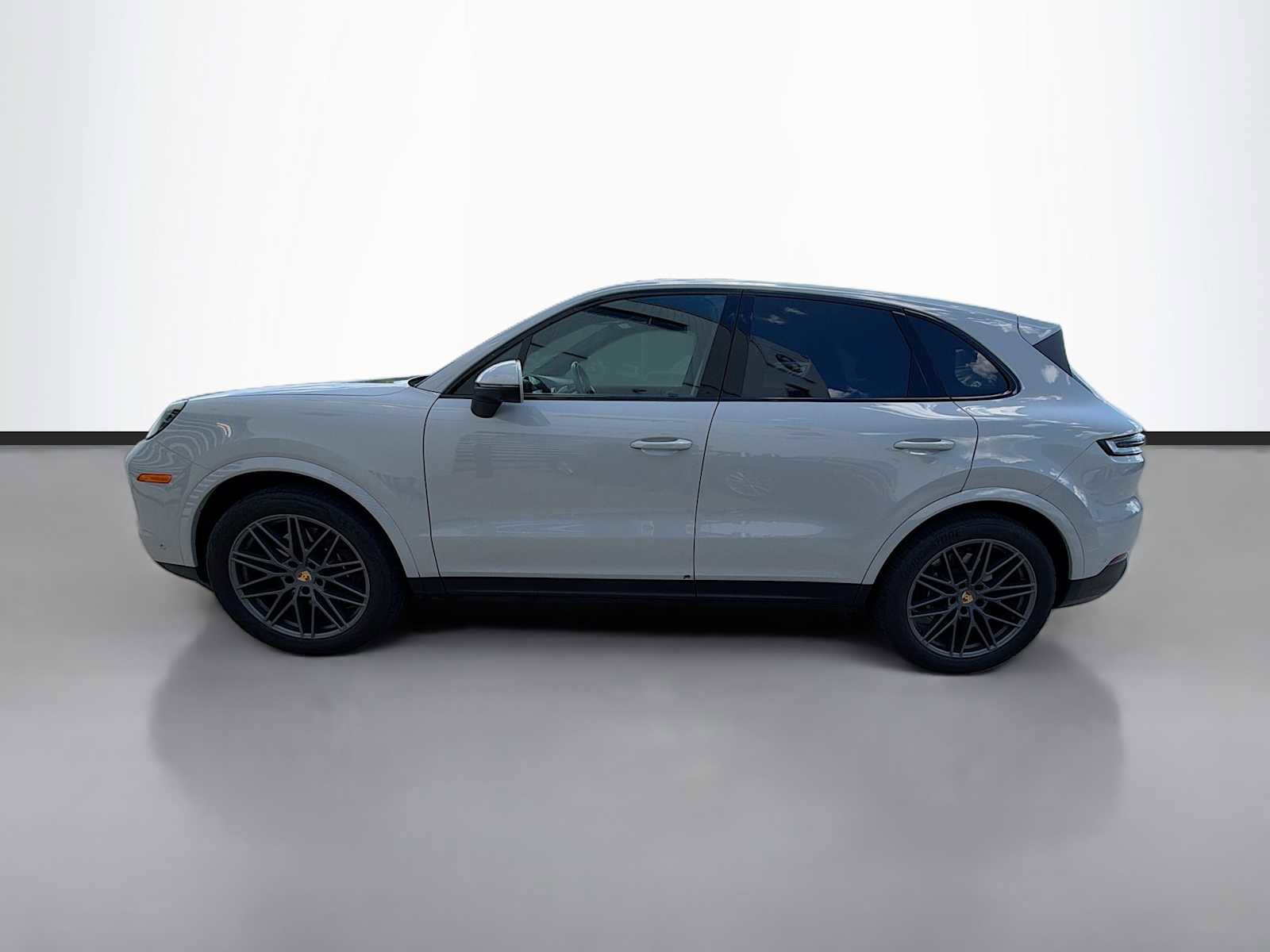 Used 2024 Porsche Cayenne AWD/4WD image 5