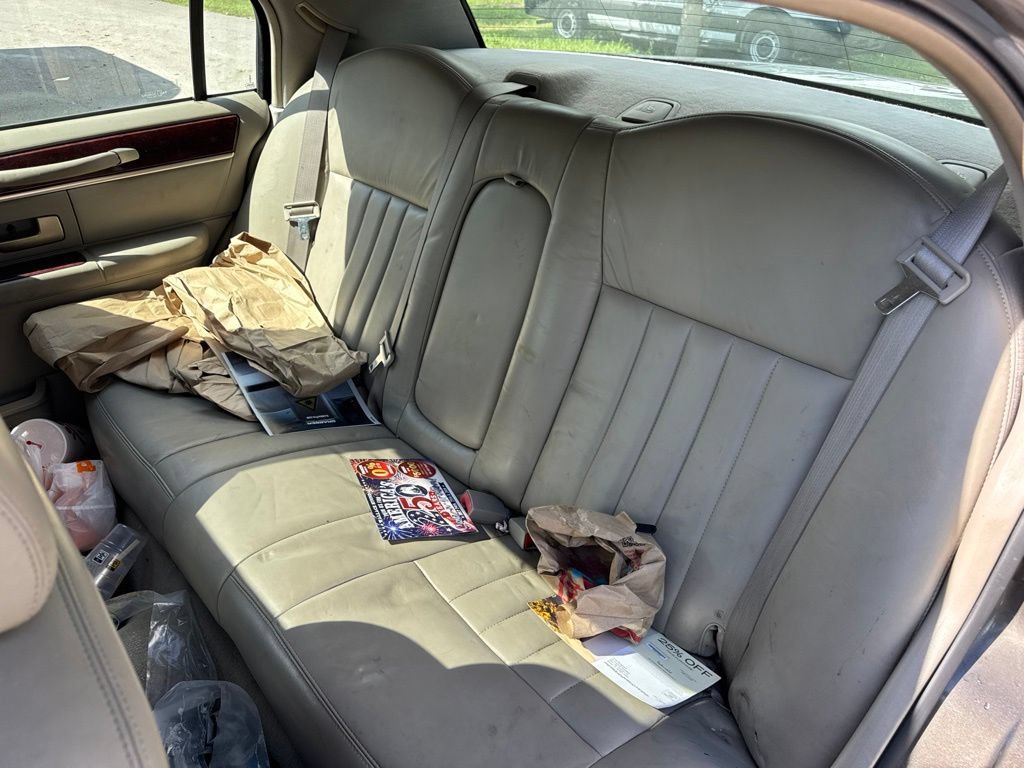 Used 2004 Lincoln Town Car Signature RWD image 11